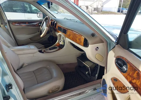 2001 Jaguar Xj8 z USA, uszkodzony, nr VIN SAJDA14CX1LF39898